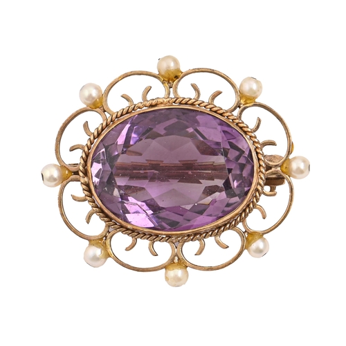 87 - An amethyst and cultured pearl brooch, 32mm l, 7.6g