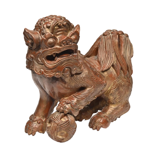 913 - A carved and stained wood dog of Fo, 42cm x 43cm