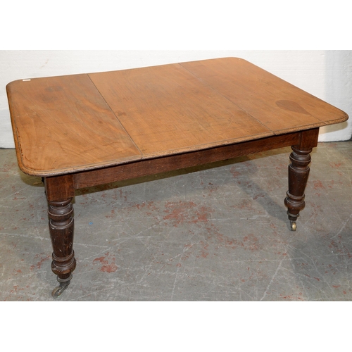 1319 - A Victorian mahogany dining table on turned legs and brass castors, 74cm h; 141 x 107cm... 