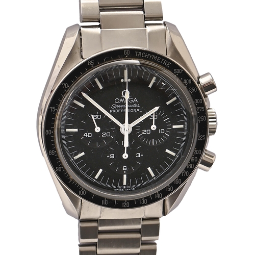 108 - An Omega stainless steel gentleman's wristwatch, Speedmaster Professional, Serial No 31611203, calib... 