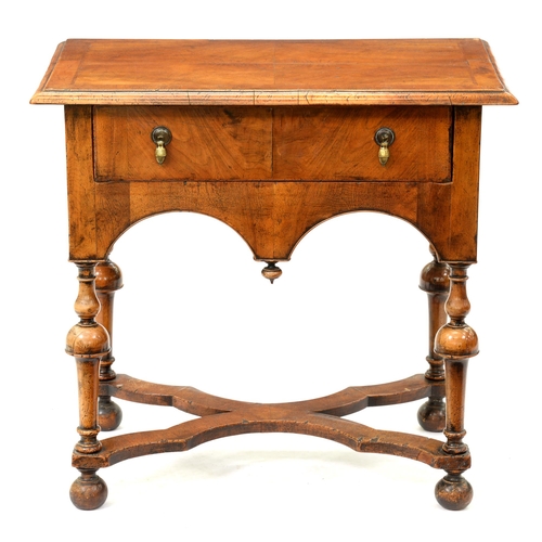 1157 - A walnut feather banded side table, 19th c, in William and Mary style, the quarter veneer top with o... 