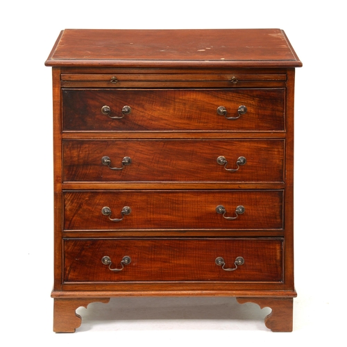 1159 - A mahogany chest of drawers, in George III style, with brushing slide, 73cm h; 45cm x 64cm... 