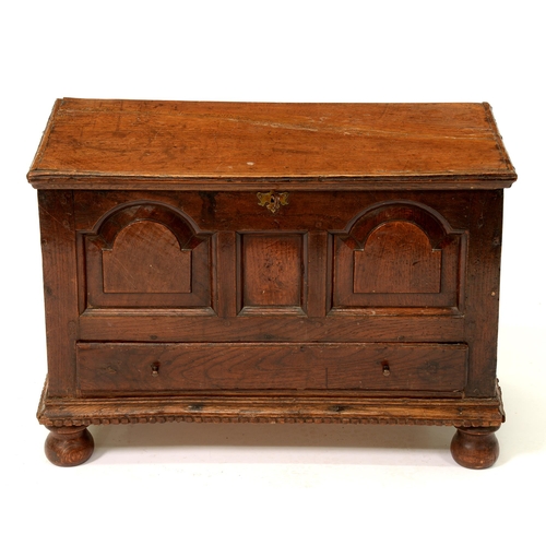 1194 - An oak coffr bach, late 18th/early 19th c, the front with break arched, raised and fielded panels ab... 