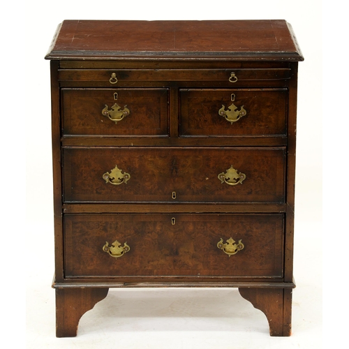 1262 - A walnut chest of drawers, early 20th c, in 18th c taste, rounded rectangular top, brushing slide ab... 