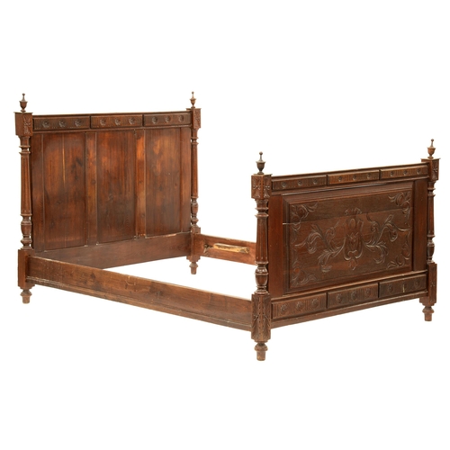 1268 - A Norther European stained chestnut bed, early 20th c, with panelled head and foot boards between fl... 