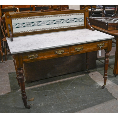 1287 - A Victorian mahogany washstand, with tiled splashback and marble top, on turned legs and pottery cas... 