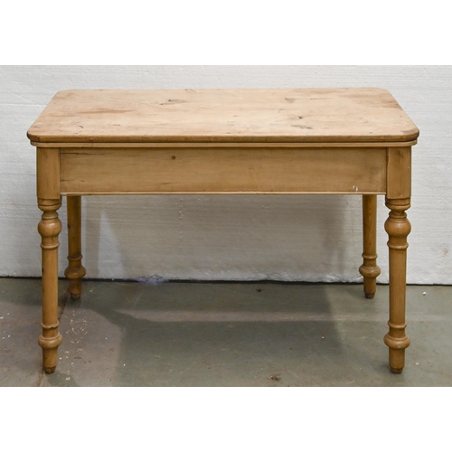 1290 - A Victorian waxed pine kitchen table, on turned legs, 69cm h; 106cm x 60cm