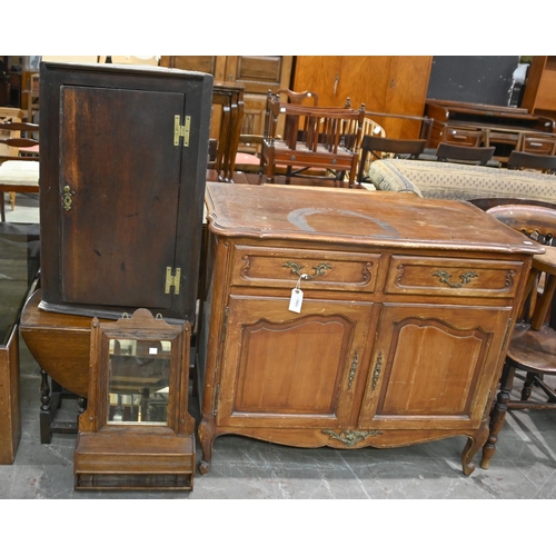 1293 - An early Victorian oak gateleg table, on turned legs, 73cm h, a later oak chest of drawers, 79cm h; ... 