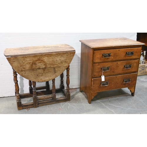 1293 - An early Victorian oak gateleg table, on turned legs, 73cm h, a later oak chest of drawers, 79cm h; ... 