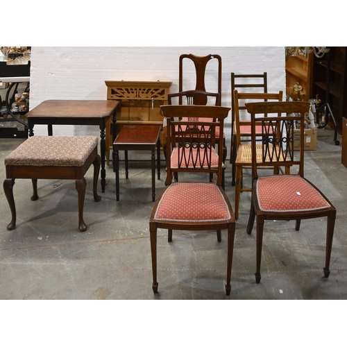 1303 - A pair of Edwardian inlaid mahogany bedroom chairs, with pierced splat on square tapering front legs... 