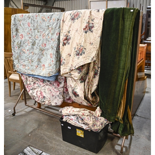 1344 - Miscellaneous Country House curtains and throws, Victorian and later, in chintz and various other fa... 