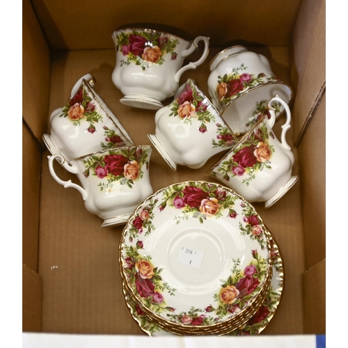 1450 - A Royal Albert Old Country Roses bone china tea service (18)