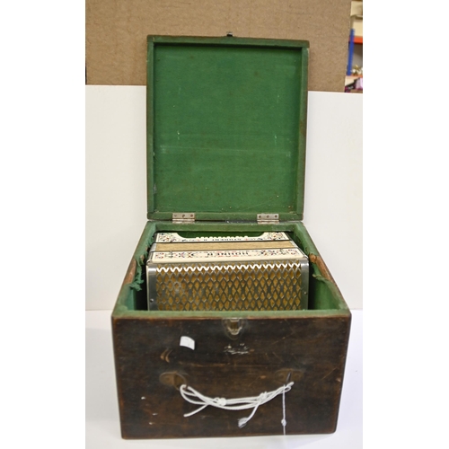 1461 - A Hohner Student II piano accordion, c1930s, in timber felt-lined case