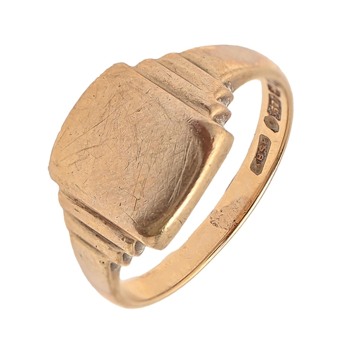 157 - A 9ct gold signet ring Birmingham 1942, 5.4g, size P