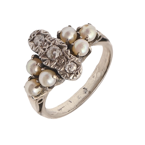 174 - A diamond and cultured pearl ring, in white gold-coloured metal, 4g, size H