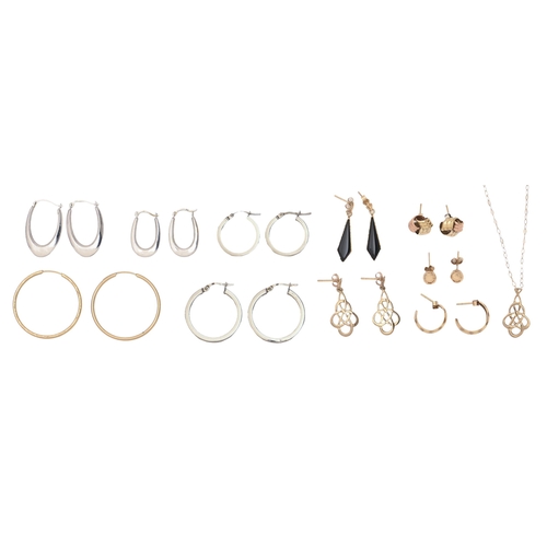 198 - Miscellaneous gold jewellery, 9.5g