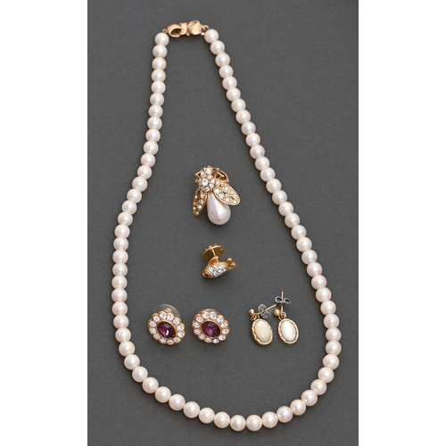 257 - A cultured pearl necklace with 9ct gold clasp, miscellaneous costume jewellery and four Staffordshir... 