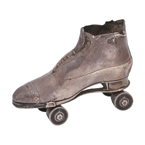 264 - An Edwardian silver roller skate novelty pin cushion, 68mm l, by Crisford & Norris, Birmingham 1... 