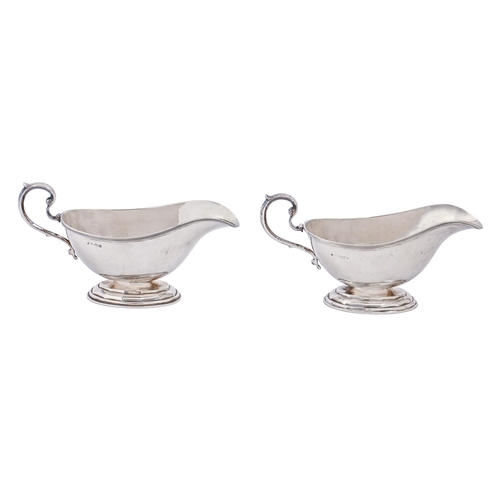 314 - A pair of George V silver sauceboats, 19.5cm l, by C. S. Green & Co Ltd, Birmingham 1928 and 192... 