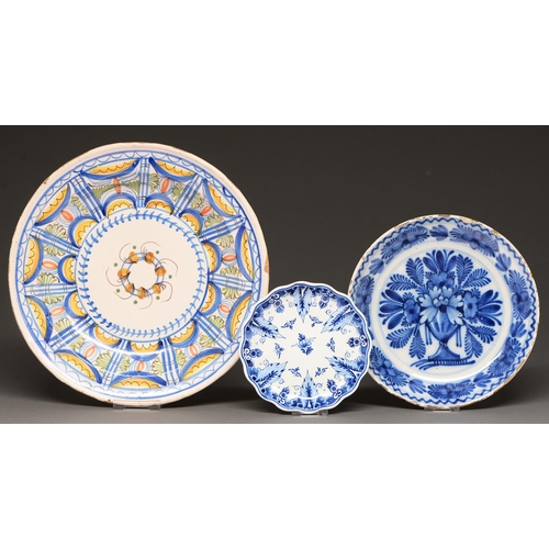 401 - A Delft dish and a Continental polychrome faience dish, early and late 19th c, 22 and 30.5cm diam an... 