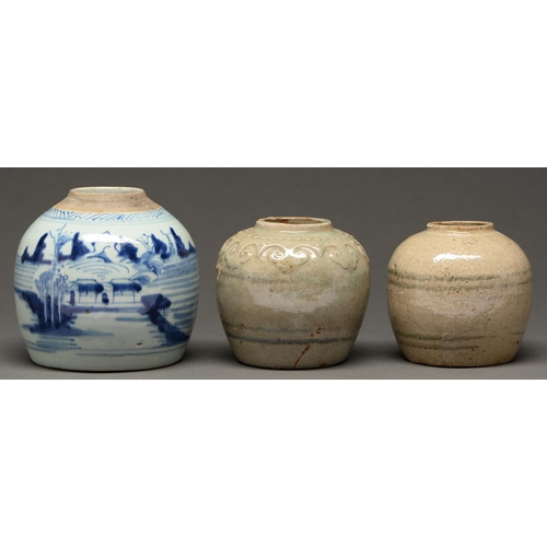 534 - A Chinese blue and white export porcelain jar, early 19th c, 15cm h, and two other contemporary expo... 