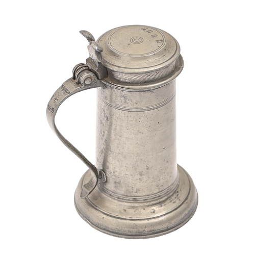 775 - A pewter beefeater flagon, late 19th c,  in early 18th c English style, 24cm h