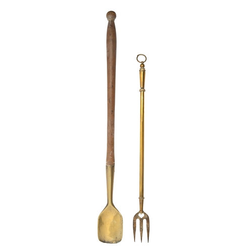 795 - A brass shallow scoop with turned wood handle, 19th c, 68cm l and a Victorian brass toasting fork (2... 