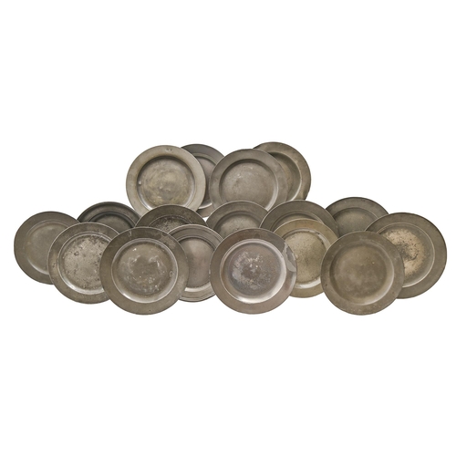 810 - Thirty four English pewter plates, mostly early 19th c, plain rim, 21.5-24.5cm diam... 