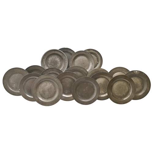 810 - Thirty four English pewter plates, mostly early 19th c, plain rim, 21.5-24.5cm diam... 