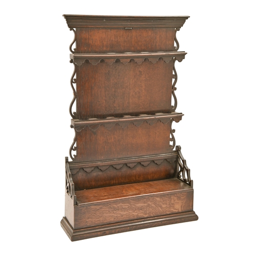 814 - A George III oak spoon rack, of two rows to accommodate twelve spoons, with fretwork sides and pins ... 