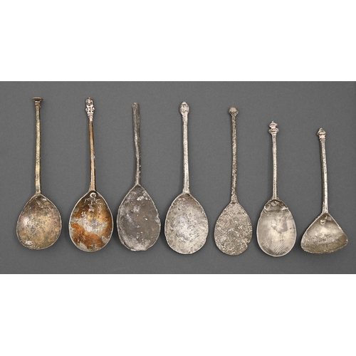 826 - Seven unascribed English pewter spoons, 16th and 17th c, including maidenhead, seal, pointed and bal... 