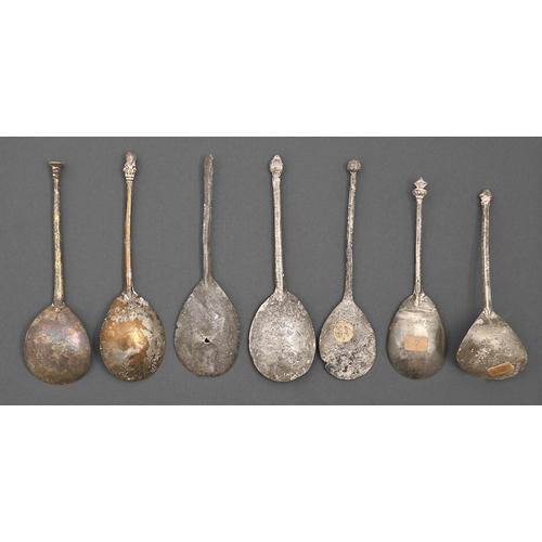 826 - Seven unascribed English pewter spoons, 16th and 17th c, including maidenhead, seal, pointed and bal... 