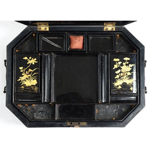 651 - A Chinese lacquer octagonal sewing box, early 20th c, with fitted interior and twin brass handles, 3... 