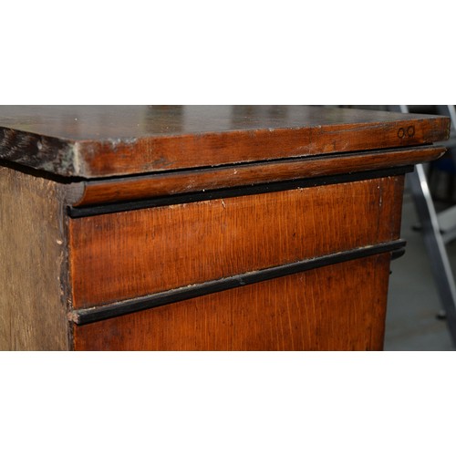 1176 - A Victorian breakfront oak bookcase, with ebonised mouldings, fitted with adjustable shelves, 121cm ... 