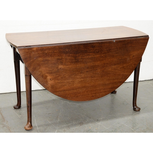 916 - A George III mahogany drop leaf table,  on pad feet, 73cm h; 124 x 150cm