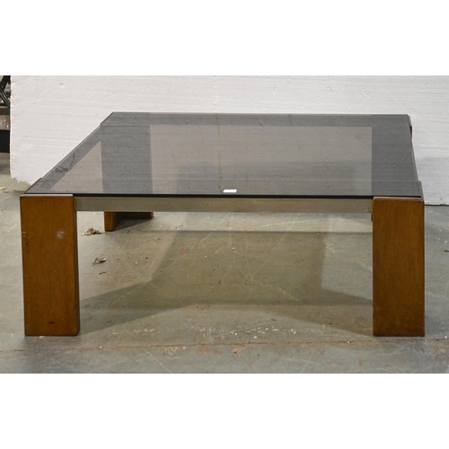 952 - A 1970s glass top coffee table, on mahogany legs, glass top supported by brushed steel supports, 45c... 