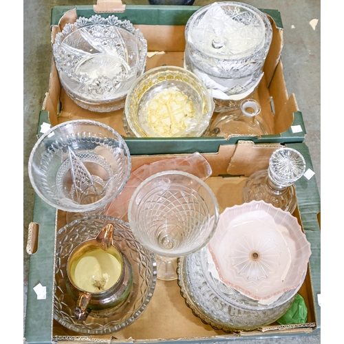 993 - Miscellaneous cut and other glassware, including fruit bowls, vases and decanters, etc... 