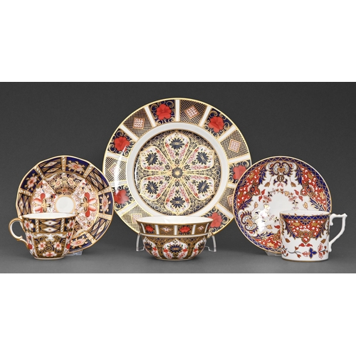 125 - A Royal Crown Derby Imari pattern plate, sugar bowl and two cups and saucers, 20th c, the plate 21.7... 