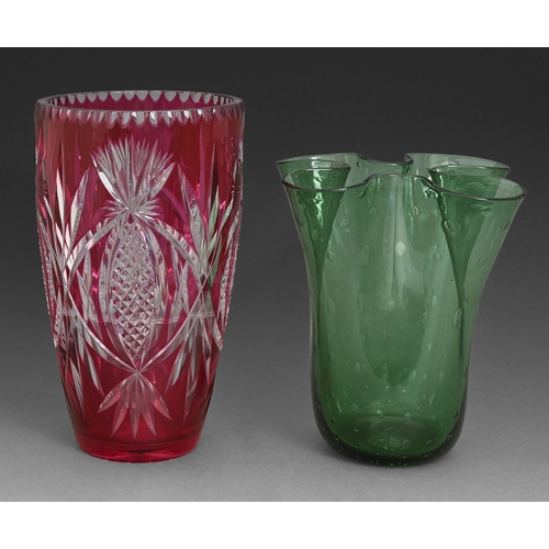 30 - A cranberry cased glass vase and a free form green vase, early 20th c and later, the tallest 31cm h ... 