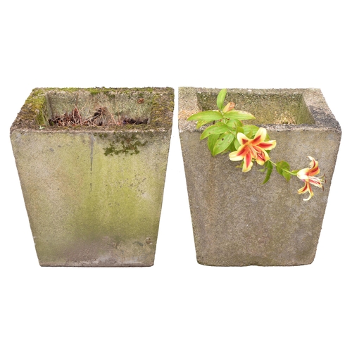 906 - Garden ornaments. A pair of reconstituted stone garden tubs, 50cm h; 50 x 51cm