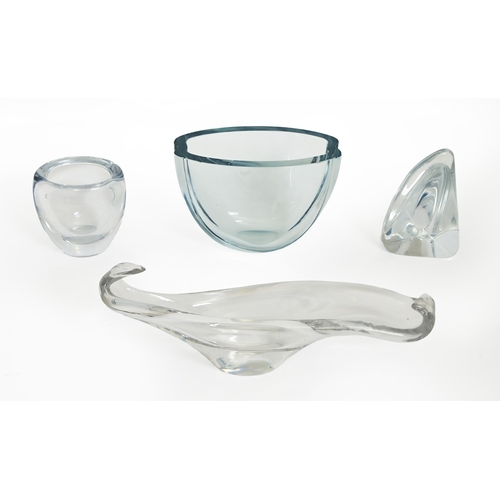 92 - Four pieces of decorative clear glass, mid-century, including Daum, a free form vase, and two other ... 