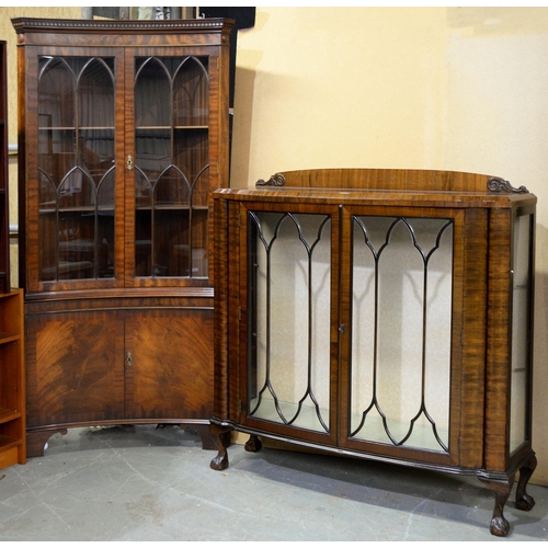 943 - A concave mahogany standing corner cabinet, 20th c, in George III style and a walnut china cabinet, ... 