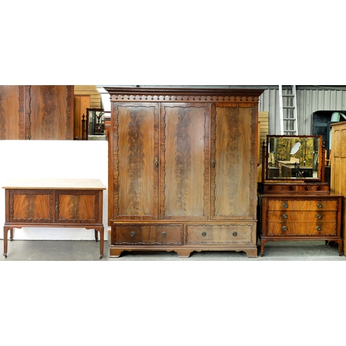 946 - A mahogany three piece bedroom suite, early 20th c, the triple wardrobe with Greek key cornice, 214 ... 