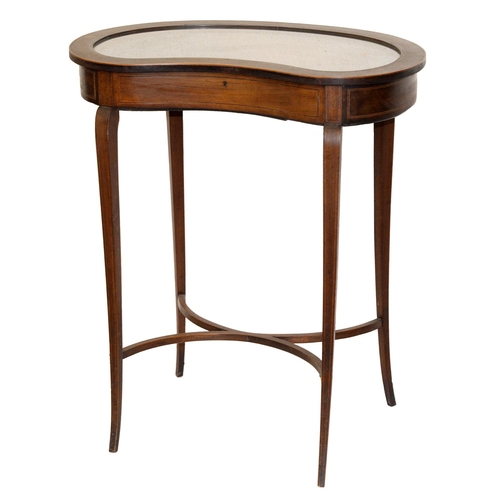 970 - A Victorian inlaid mahogany kidney shape display table, on splayed legs and stretcher base, 70cm x 6... 