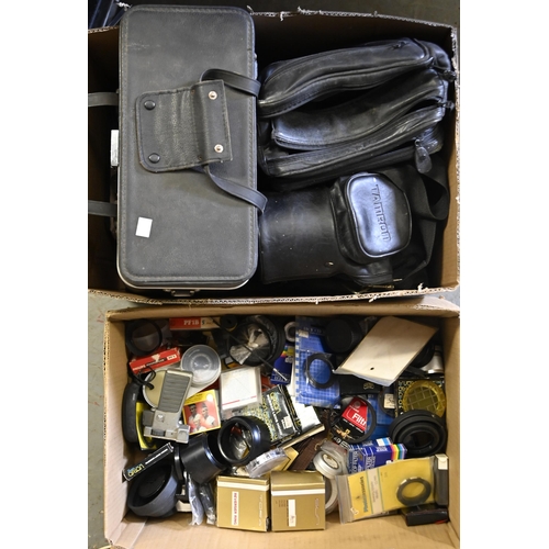 992 - Miscellaneous photography equipment, to include tripods, long lenses, accessories, filters, film bin... 