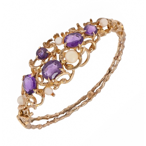 100 - An amethyst and cultured pearl bangle, in 9ct gold, 60mm (internal), 21.6g