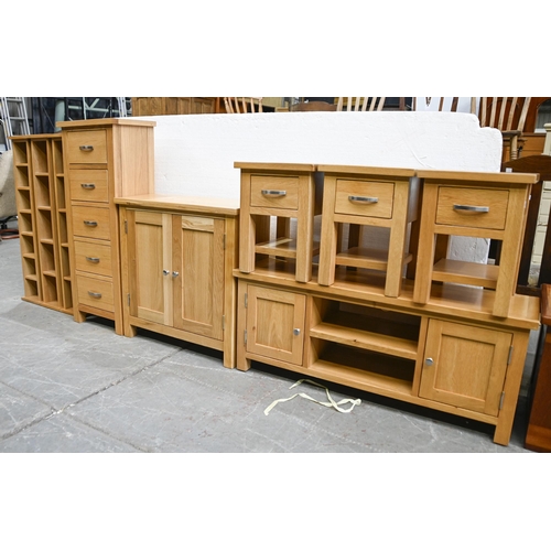 1040 - Miscellaneous modern light oak furniture and a mahogany stained blanket chest (10)