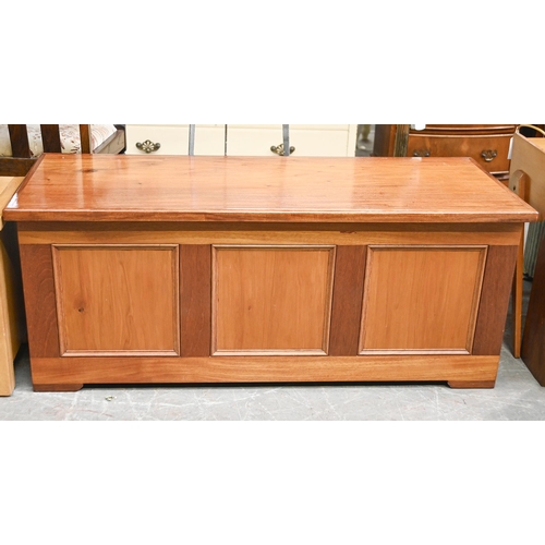 1040 - Miscellaneous modern light oak furniture and a mahogany stained blanket chest (10)