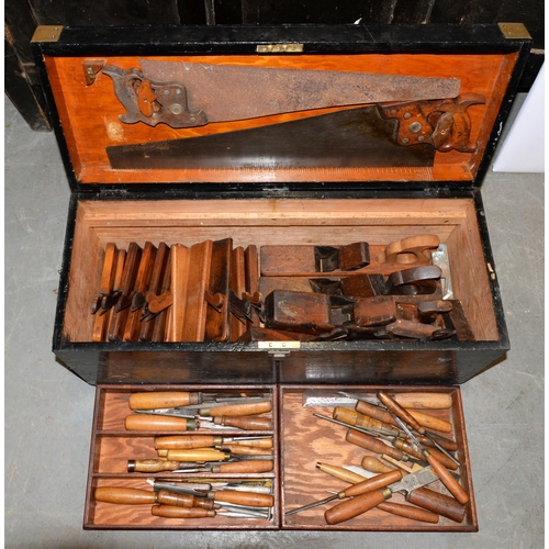 1072A - A collection of woodworking tools, late 19th early 20th c, to include approx 19 moulding and bench p... 