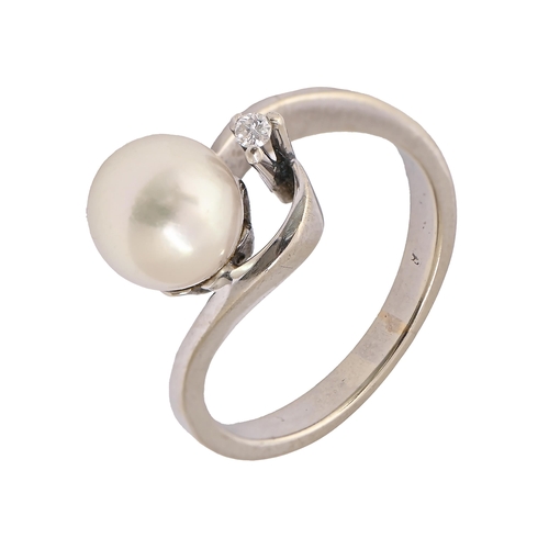 26 - A cultured pearl and diamond ring, in white gold, 3.2g, size K